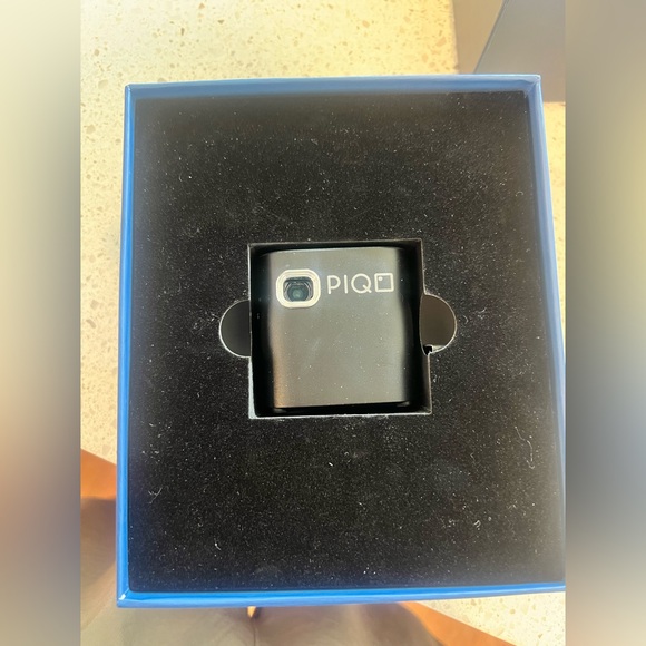 PIQO Smart Mini Projector - Picture 2 of 8